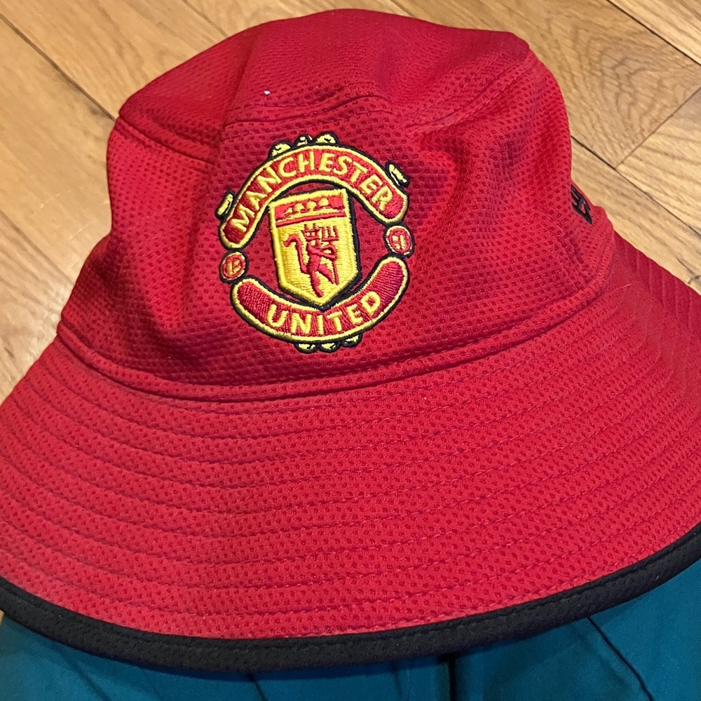 MANCHESTER UNITED NEW ERA BUCKET HAT M/L NWOT Unisex